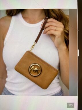 Michael Kors Tan leather WRISTLET EUC
